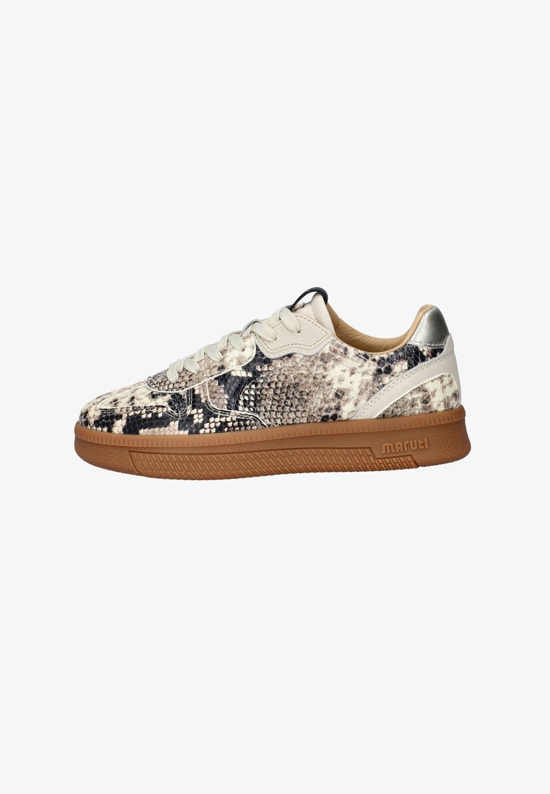 Sneakers met een gestructureerde slangprint in beige en zwart, voorzien van een lichtgrijze tong, zilveren hielaccent en rubberen zool in gum.
