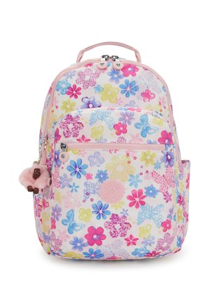 Lille rygsæk med pastel blomster- og sommerfuglemønster i pink, blå, gul og lilla, med en forlommer og en lyserød pelsnøglering.