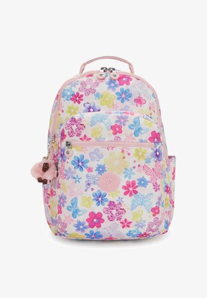 Lille rygsæk med pastel blomster- og sommerfuglemønster i pink, blå, gul og lilla, med en forlommer og en lyserød pelsnøglering.