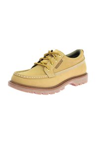 Zapato de cuero amarillo con acentos marrones, diseño ligero, punta redonda, costuras blancas y suela de goma con tacos para tracción.