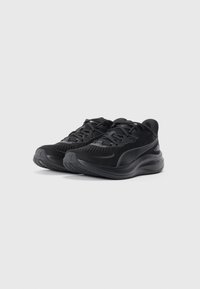 Ein Paar schwarze Laufschuhe mit Mesh-Obermaterial und dicken, gepolsterten Sohlen vor einem weißen Hintergrund.