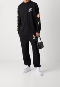 HUGO Langarmshirt - black