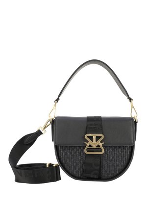 Schwarze Handtasche mit einem glatten Lederoberteil, geflochtenem Texturboden, goldenen Hardware-Details und einem abnehmbaren Schulterriemen mit Logo-Detail.