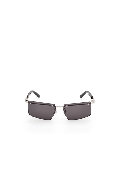 Ochelari de soare cu o formă rectangulară, lentile cu nuanță gri, ramă din metal argintiu și accente negre pe brațe. Design geometric notabil.