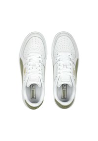 Baskets blanches avec une tige en cuir lisse, des accents vert olive, des détails perforés, des lacets blancs et un logo doré.