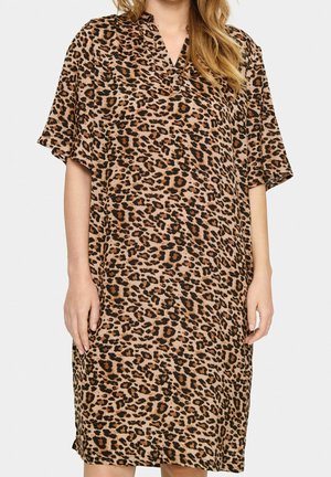 Sukienka z krótkim rękawem w panterkę w kolorach beżowym i czarnym, z dekoltem w serek i luźnym krojem sięgającym kolan. Miękka tkanina o gładkiej fakturze.