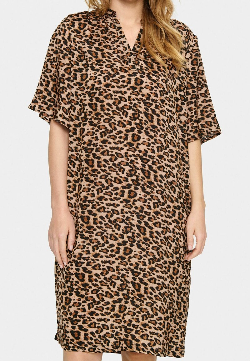 Robe à manches courtes à imprimé léopard en beige et noir, avec un col en V et une silhouette ample arrivant au genou. Tissu doux avec une texture lisse.