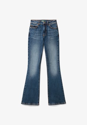 Kárované džíny se zvonovým střihem v tmavě modré barvě s světlejším vyblednutím, mají pět kapes, kontrastní švy a zapínání na knoflík.