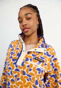 Columbia HELVETIA™ II PRINTED CROPPED HALF SNAP - Suéter de forro polar - sunstone retroscape