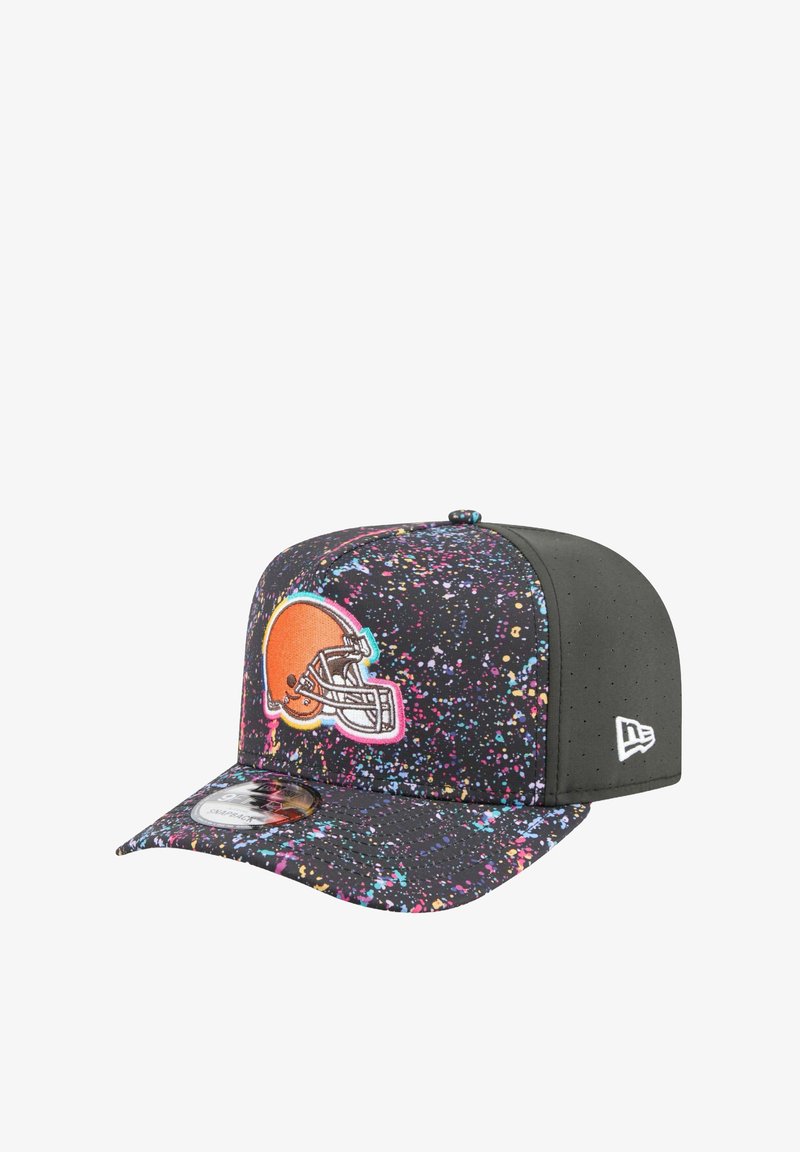 Schwarze Kappe mit einem bunten Spritzmuster, auf der Vorderseite mit einem orangefarbenen und braunen Cleveland Browns-Logo. Einheitlich gefärbte Akzente.
