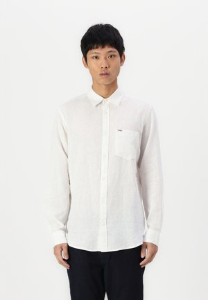 Camicia bianca a maniche lunghe realizzata in tessuto leggero, con colletto button-down, una tasca sul petto e un discreto logo del brand.