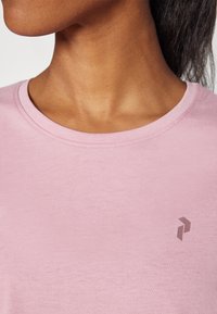 Peak Performance EXPLORE GRAPHIC TEE - T-Shirt print - bitter root
