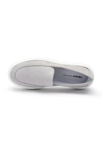Scarpa slip-on in suede grigio con una finitura liscia, punta arrotondata, dettagli di cucitura sottili e suola in gomma bianca per un contrasto.