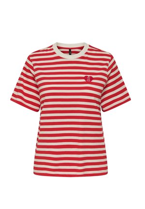 T-shirt rayé rouge et crème avec un col rond, des manches courtes et un logo en forme de cœur sur la poitrine. Fabriqué à partir d'un tissu doux.