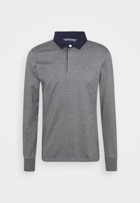 Graues Langarm-Polohemd mit dunklem Marinekragen, ausgestattet mit einer geknöpften Placket und kleinem gesticktem Logo auf der Brust.
