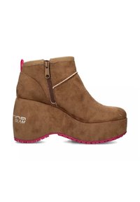 Stivale alla caviglia in suede marrone con tacco a zeppa spesso, suola in gomma rosa, chiusura con zip laterale e dettagli di cucitura decorativa.