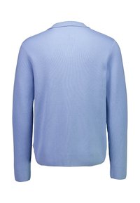 Jasnoniebieski sweter prążkowany z klasycznym kołnierzem, długimi rękawami i prostym dołem. Materiał ma miękką, teksturowaną powierzchnię.