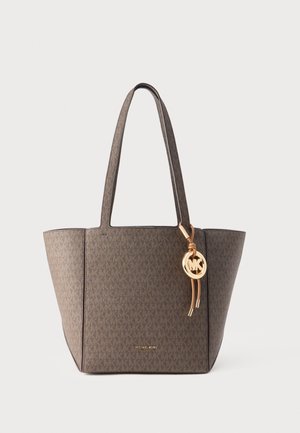 Sac fourre-tout marron avec un motif monogramme, côtés plats, deux poignées et un pendentif doré portant le logo "MK". Texture lisse.