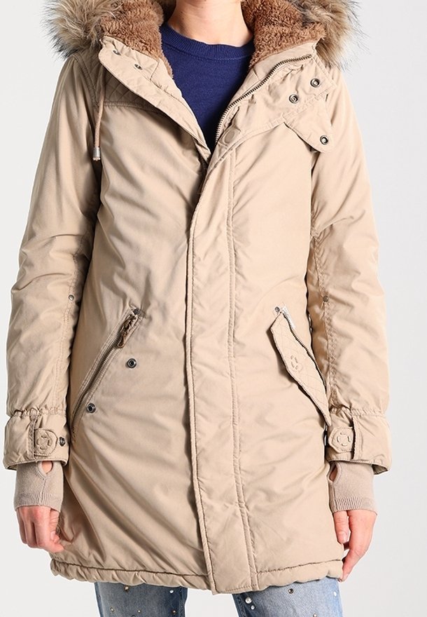 Cappotto parka beige con cappuccio foderato in pelliccia sintetica, dotato di chiusura con zip, tasche laterali e polsini a costine. Texture liscia con una vestibilità su misura.