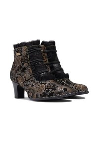 Czarne botki w kwiaty na kostkę z falbaniastym wykończeniem, sznurowanym designem i słupkowym obcasem. Posiadają teksturowany materiał oraz kolorową kontrastową nitkę.