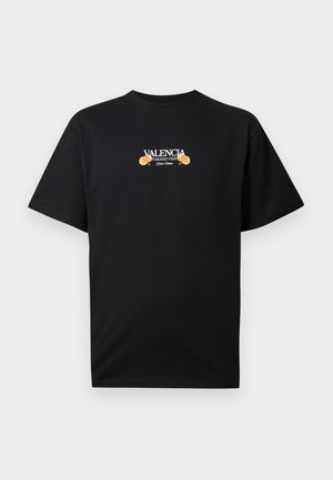 Zwart T-shirt met korte mouwen met de tekst "VALENCIA NARANJO VIEJO" en twee illustraties van sinaasappels, gecentreerd op de borst.