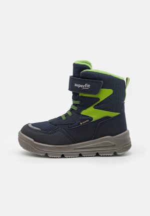 Marineblauwe en groene winterlaars voor kinderen met een klittenbandsluiting, gestructureerde stof, rubberen zool en geïsoleerde voering voor warmte.