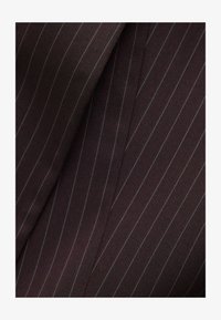Vald, burgundy striped