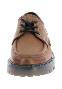 Chaussure en cuir marron avec un bout rond, des lacets noirs et des œillets en acier inoxydable. Semelle noire épaisse avec un motif de semelle robuste. Détails de couture subtils.