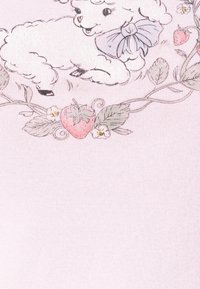 Ljuspink tyg med en lekfull fårillustration med en blå sløyfe, omgiven av jordgubbar och blommor i mjuka färger.