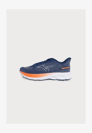 Pantof sport albastru de alergare cu logo alb, talpă amortizată portocalie și albă, design cu șireturi, prezentat din profil pe un fundal simplu.