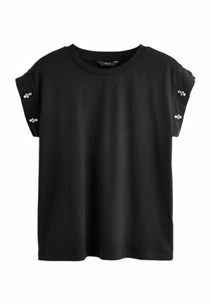 T-shirt noir à manches courtes en tissu doux, avec des manches retroussées ornées d'accents perlés sur les épaules et un col rond.