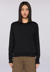 Czarna bluza z okrągłym dekoltem i ściągaczami. Wykonana z materiału bawełnianego, z teksturowanym logo na piersi.