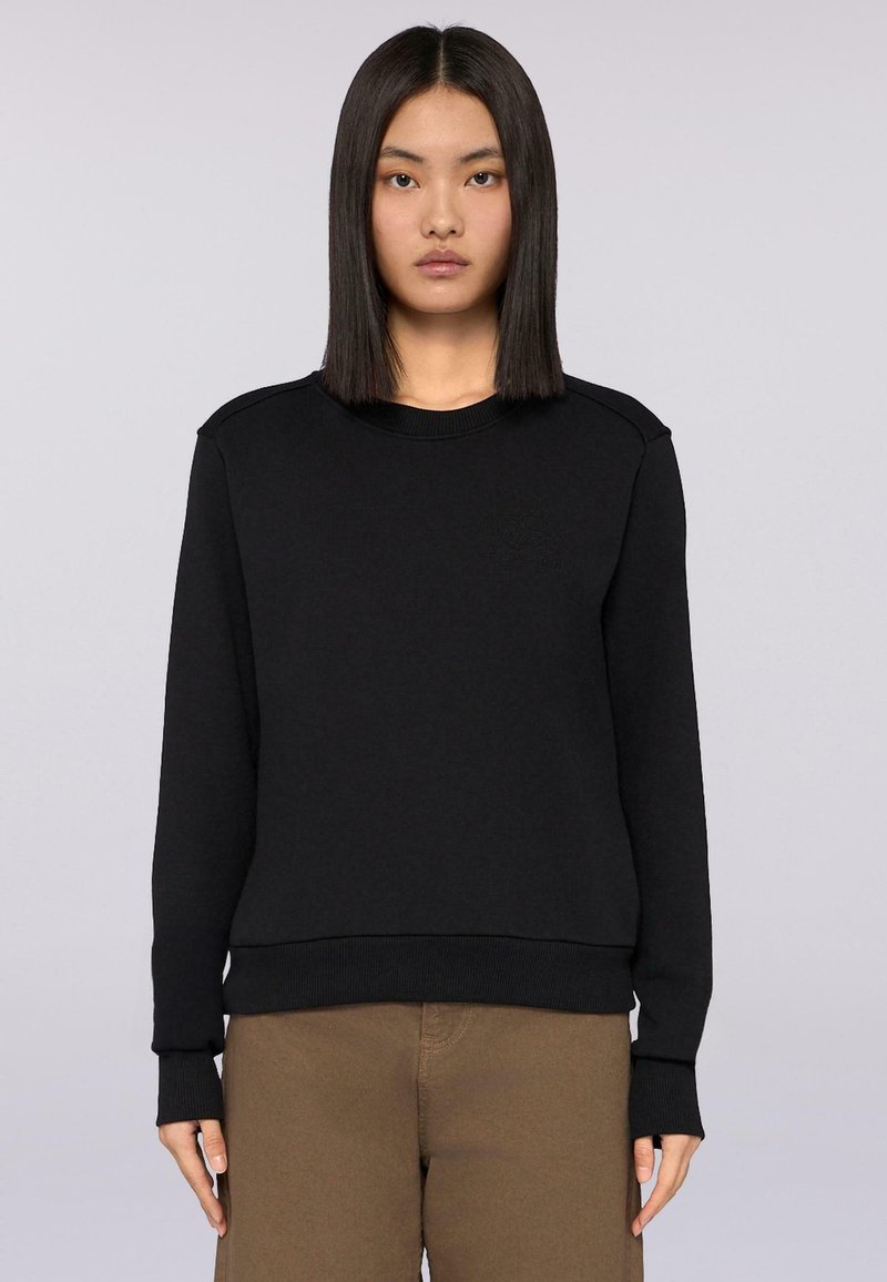 Czarna bluza z okrągłym dekoltem i ściągaczami. Wykonana z materiału bawełnianego, z teksturowanym logo na piersi.