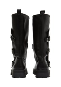 Stivali alti in pelle nera presentano diverse cinghie regolabili e zip, con una suola in gomma spessa per durabilità e trazione.