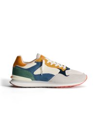 Scarpa da ginnastica multicolore in materiali scamosciati e in rete. Blocchi di colore in arancione, verde, blu, crema e grigio. Lacci bianchi e suola texturizzata.