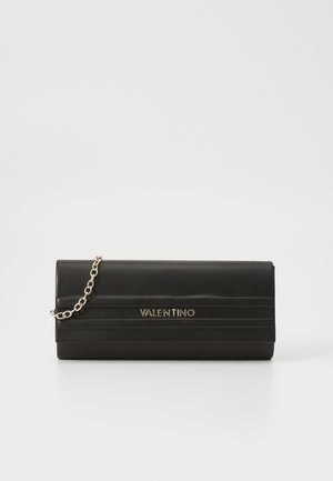 Černé kožené psaníčko s přehnutým designem, zlatým řetízkovým popruhem a raženým logem. Má horizontální záhyby pro texturu.