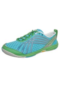 Zapatillas de running ligeras de malla azul con acentos y cordones verdes, que presentan un logo gris y una suela texturizada para mayor tracción.