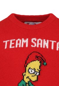 Rode trui met de tekst "TEAM SANTA" in witte breiletters, met een geborduurd geel figuur in groene kleding en een rode hoed.