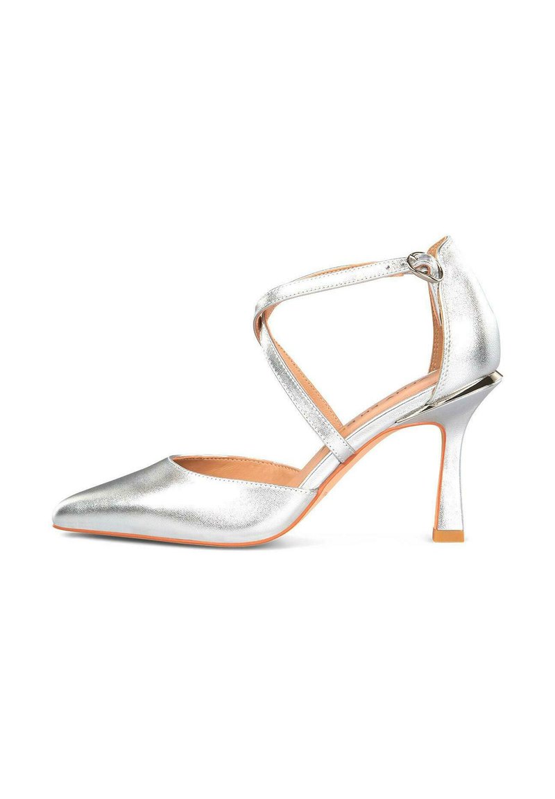Silberner High-Heel-Pump mit spitzem Zeh, gekreuztem Riemendesign, metallischem Finish und Stiletto-Absatz. Textiloberfläche und kontrastierender Sohlenfarbe.