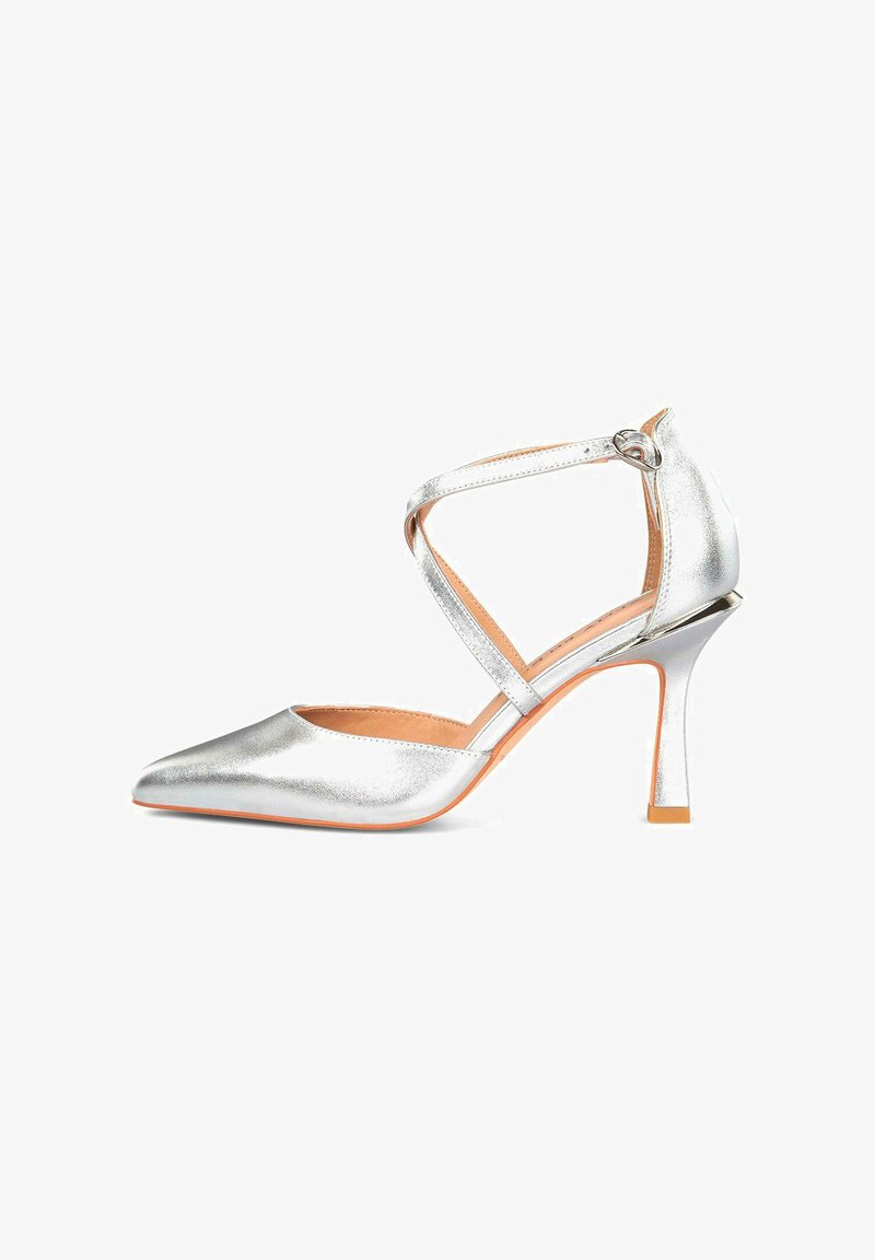 Silberner High-Heel-Pump mit spitzem Zeh, gekreuztem Riemendesign, metallischem Finish und Stiletto-Absatz. Textiloberfläche und kontrastierender Sohlenfarbe.
