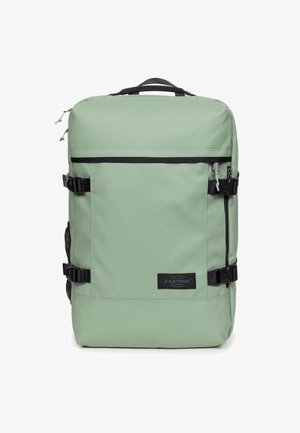 Mochila de color verde menta hecha de un tejido duradero. Presenta correas, cremalleras y un parche de logo en negro. Incluye bolsillos de malla laterales y hebillas ajustables.