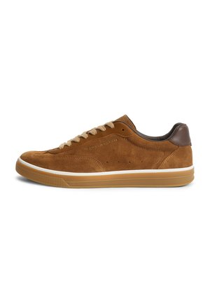 Brązowy zamszowy sneaker z beżowymi sznurówkami, białym paskiem na podeszwie i ciemnobrązowym akcentem na pięcie, pokazany z zewnętrznej strony.