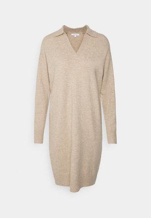 Beige gebreide jurk met lange mouwen, kraag en V-hals, rechte pasvorm, geribbelde manchetten en zachte, gestructureerde stof.