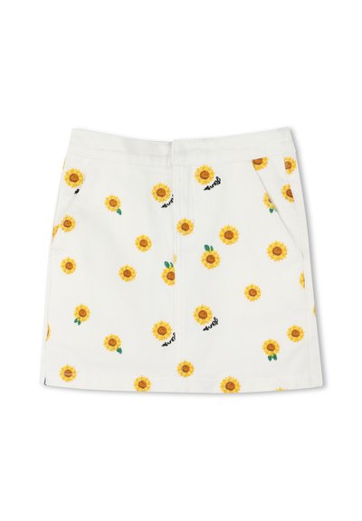 Jupe en denim blanc avec des motifs de tournesols jaunes, mettant en valeur des feuilles vertes et des accents brodés noirs. Comprend deux poches avant.