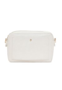 Pequeño bolso bandolera rectangular de cuero blanco con un bolsillo delantero asegurado por un único botón dorado y herrajes dorados en los laterales.