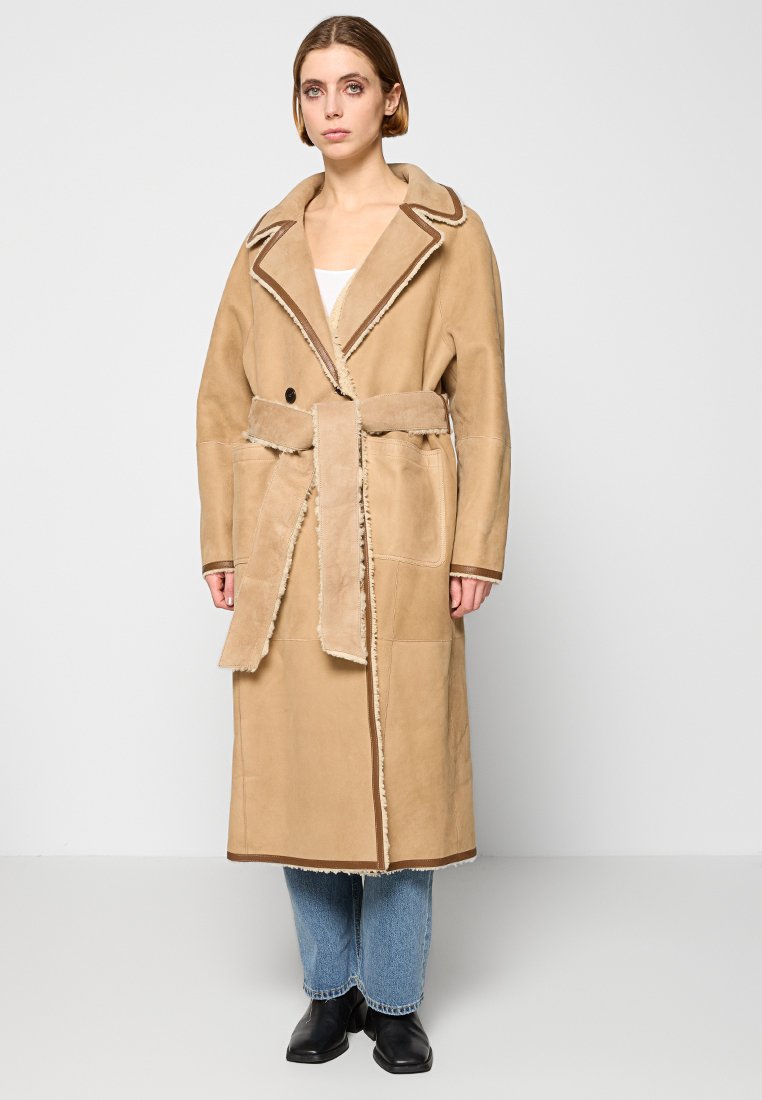 closed Wintermantel beige