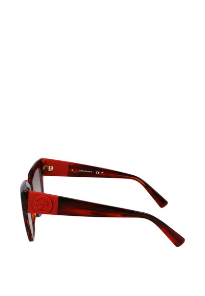 Occhiali da sole tartaruga con bracci in acetato rosso, caratterizzati da un logo sulla tempia e lenti scure. Design durevole e leggero.