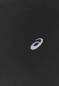 Czarny sportowy top wykonany z gładkiego, elastycznego materiału. Posiada srebrne logo i okrągły dekolt. Teksturowana powierzchnia.