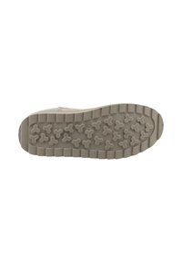 Semelle de chaussure en caoutchouc grise avec un motif texturé présentant des crampons hexagonaux et en forme de Y pour une meilleure adhérence. Bords renforcés pour plus de durabilité.