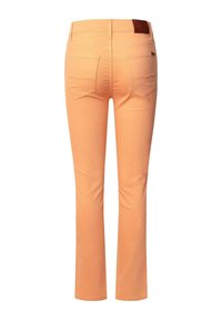 Traperice boje breskve sa slim fit krojem, s pet džepova i smešnim kožnim etiketom na pojasu. Glatka tekstura tkanine.